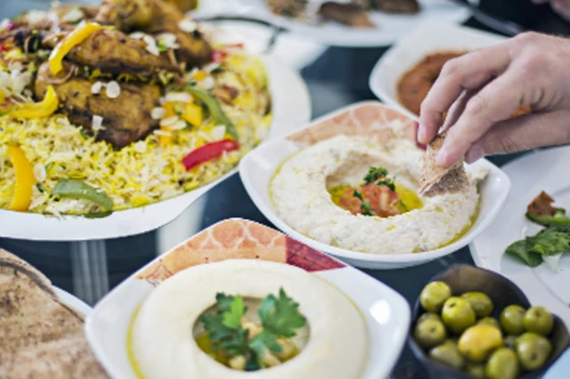 식탁 위에 놓인 음식들 