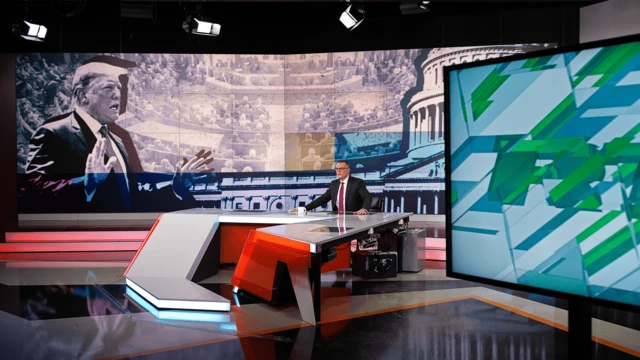 RT haber sunucusu Kevin Owen, ABD Başkanı Donald Trump’ın azil süreciyle ilgili bir haberi sunarken