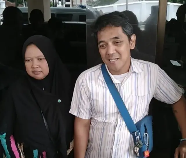 Hogi Minaya (kanan) bersama istrinya, Arista (kiri).