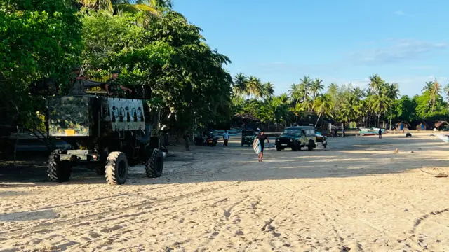 ආරුගම්බේ වෙරළ තීරය පාලුවට ගොස් තිබෙන අයුරු