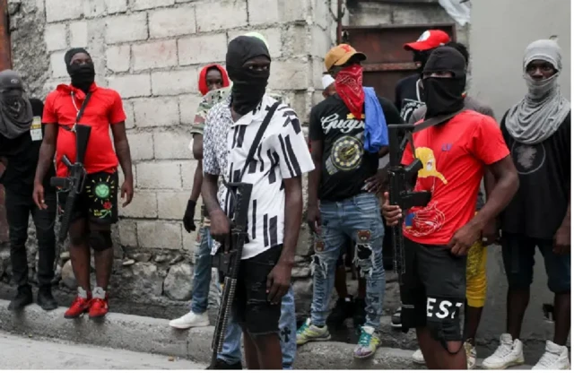 Des hommes armés et encagoulés