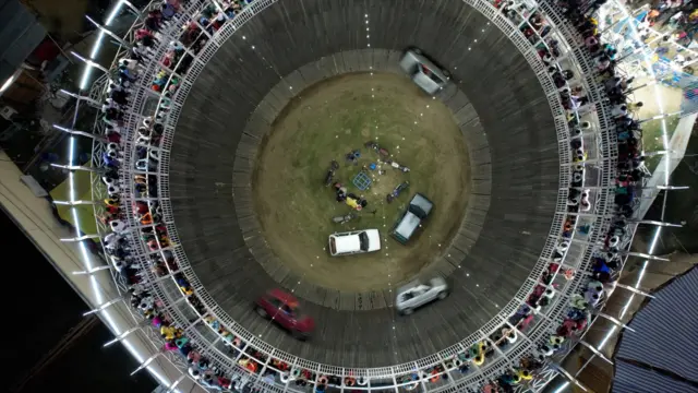 काठबाट निर्मित इनारजस्तो विशेष संरचनाभित्र मोटरसाइकल र कार कुदाएर खेला देखाइन्छ 