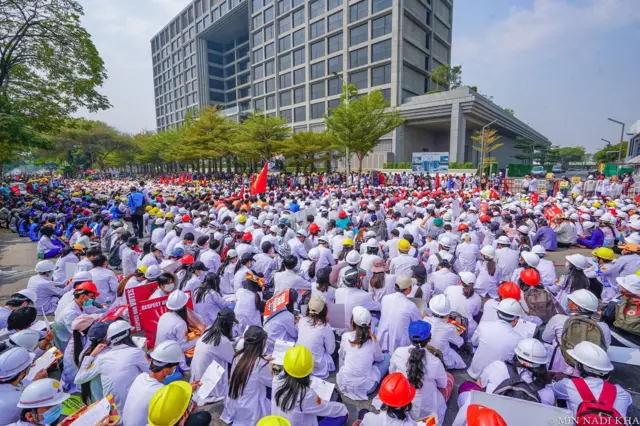 စစ်အာဏာသိမ်းအစောပိုင်းကာလ အာဏာသိမ်းဆန့်ကျင်ရေးလှုပ်ရှားမှုမှာပါဝင်နေတဲ့ မန္တလေး ကျန်းမာရေးမိသားစု 