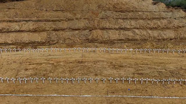 Linea de cruces sobre el cementerio La Esperanza