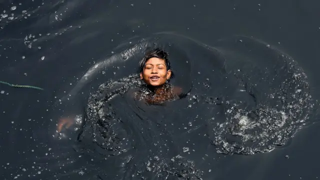 While swimming pools have occasionally been associated with disease outbreaks, wild swimming also carries risks තටාකවල පිහිනීම සමහර විට රෝග පැතිරවිය හැකි නමුත්, ස්වාභාවික ජලයේ පිහිනීම ද අවදානම් ඇත.