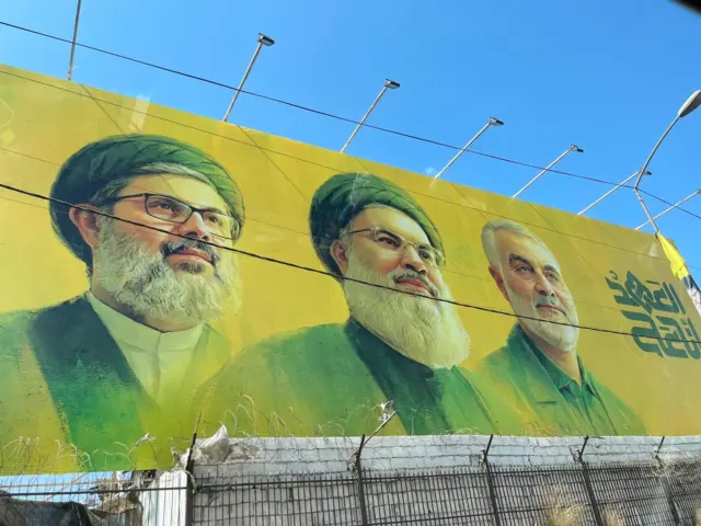 تابلویی از حسن نصرالله، هاشم صفیالدین، قاسم سلیمانی، در لبنان