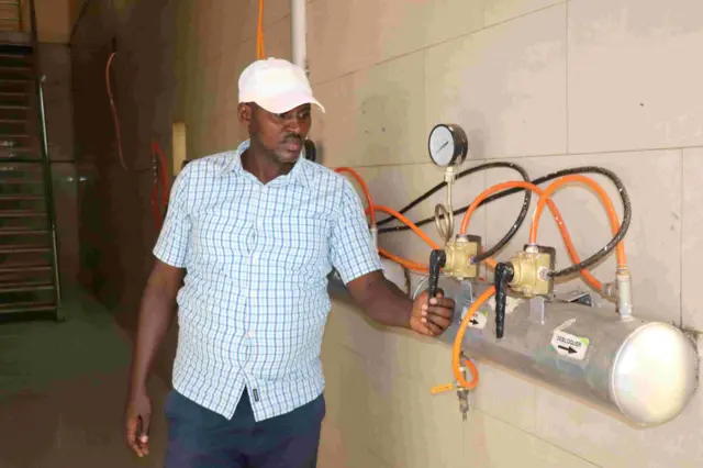 Olivier Ruberintwari afashe ku mashini y'uruganda 