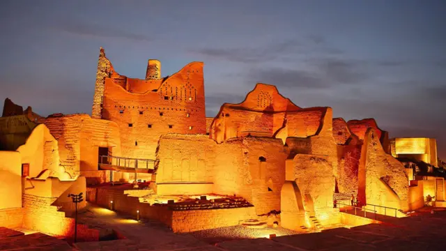 Suudi kraliyet ailesinin orijinal evi olarak hizmet veren ve şu anda UNESCO Dünya Mirası Alanı olan ışıklı 18. yüzyıl çamur tuğla mimarisi