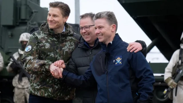 Mawaziri wa ulinzi wa Finland, Norway na Sweden walipigwa picha mbele ya chombo cha kurusha kombora.