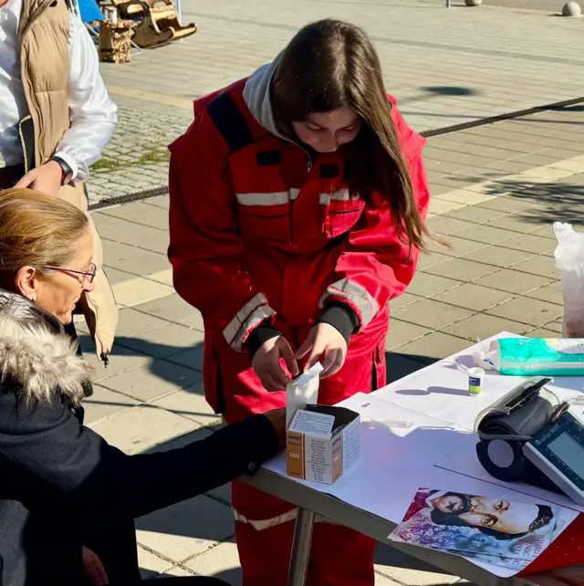 Devojka, volonterka Crvenog krsta 
