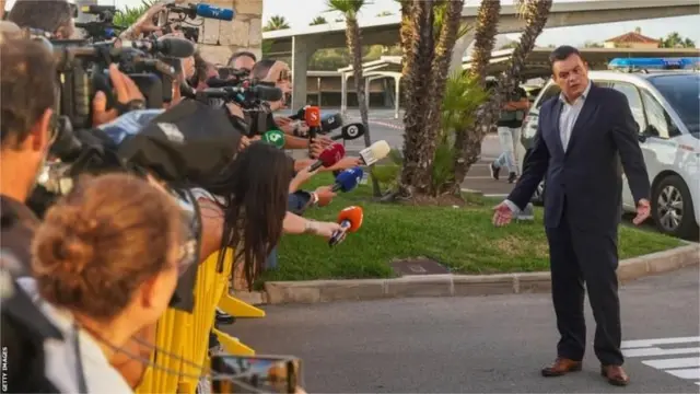 Víctor Francos responde a las preguntas de los periodistas.