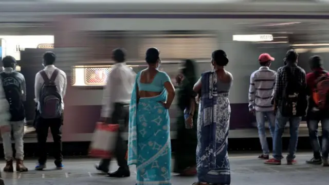 लोकल रेल्वेच्या एकूण प्रवासी संख्येपैकी सुमारे 20-22 टक्के प्रवासी महिला आहेत.