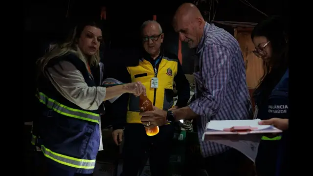 Obinrin meji ati ọkunrin kan pẹlu ọti lọwọ wọn