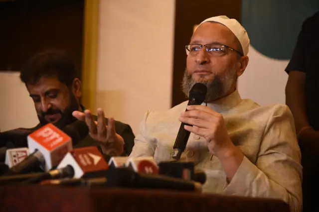 দলের প্লেনারিতে সাংবাদিকদের মুখোমুখি আসাদউদ্দিন ওয়াইসি