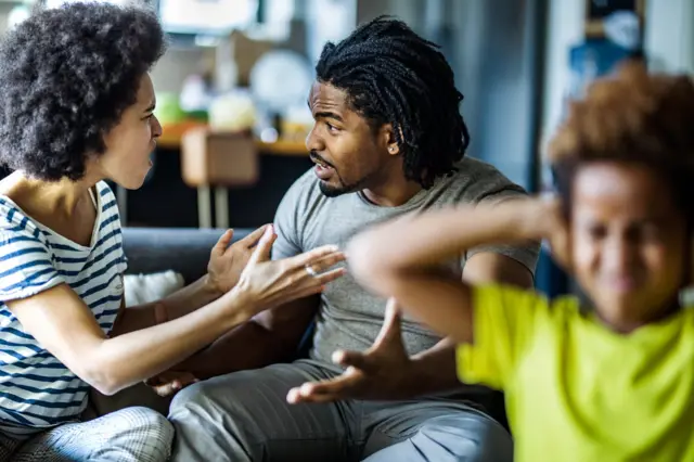 ባልና ሚስት ሲጨቃጨቁ ላለመስማት ጆሮዎቿን የያዘች ሕጻን