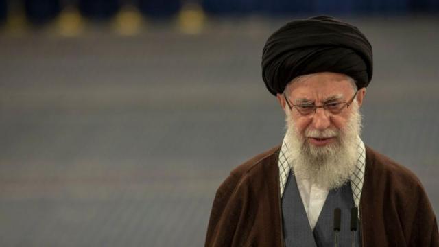 علی خامنه‌ای، رهبر جمهوری اسلامی ایران گفته است: «بانک‌ها غلط می‌کنند با پول مردم برای خودشان امکانات درست کنند»