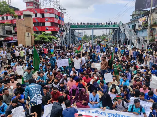 আন্দোলনরত চট্টগ্রাম বিশ্ববিদ্যালয়ের শিক্ষার্থীরা