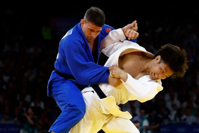 投げを打つ阿部一二三