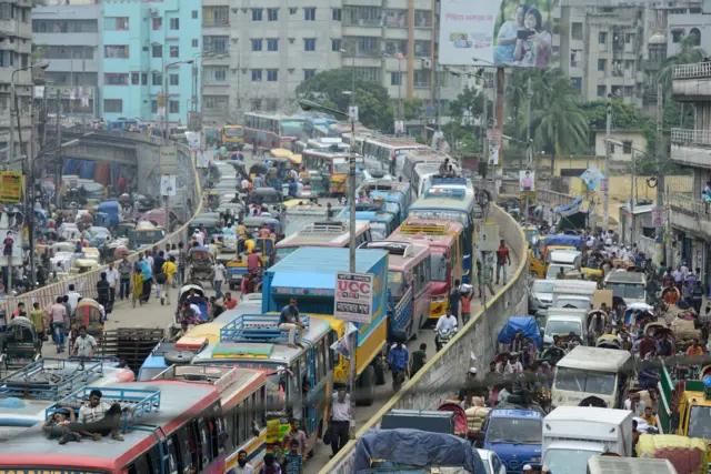 সড়কে বিশৃঙ্খলা ও যানজট ঠেকানো একটি বড় চ্যালেঞ্জ