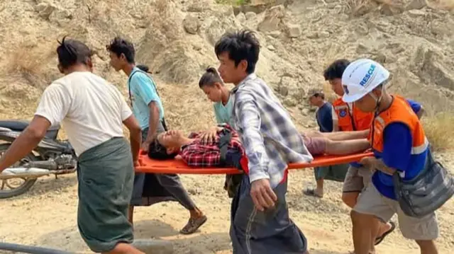 တော်လှန်ရေးအဖွဲ့တွေ သိမ်းပိုက်ထားတဲ့ စစ်ကိုင်းတိုင်း စဉ့်ကူးမြို့မှာ ငလျင်ဒဏ်ကြောင့် ထိခိုက်ခံစားခဲ့ရပါတယ်။