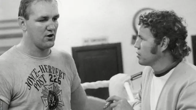 Wepner a servi 3 ans dans le Us Marine Corps.