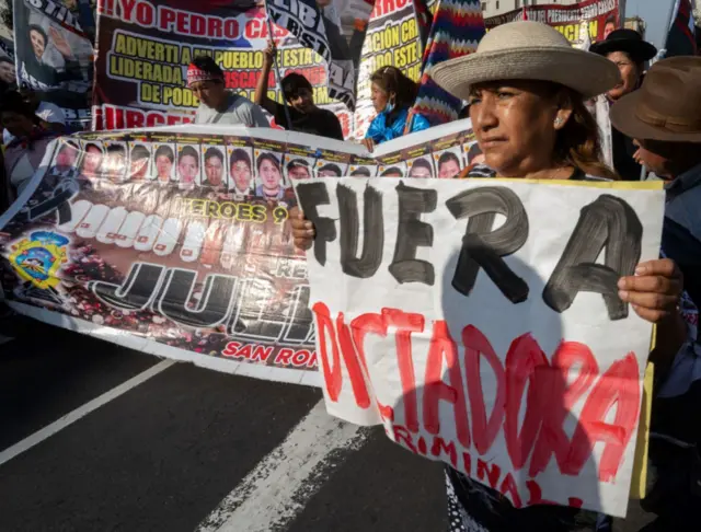 Pessoas protestam contra dina boluarte