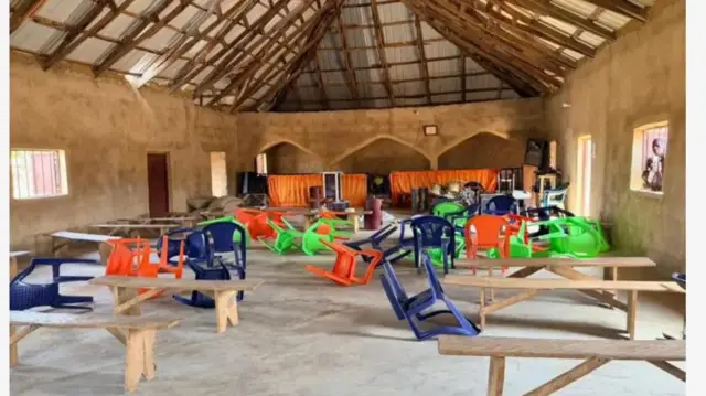 Aworan ṣọọṣi to dahoro pẹlu awọn aga