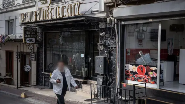 Seorang pria berjalan melewati Harbour Suites Old City Hotel pada 18 November 2025 di Istanbul, Turki.