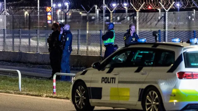 Agentes de policía en el aeropuerto de Copenhagen.