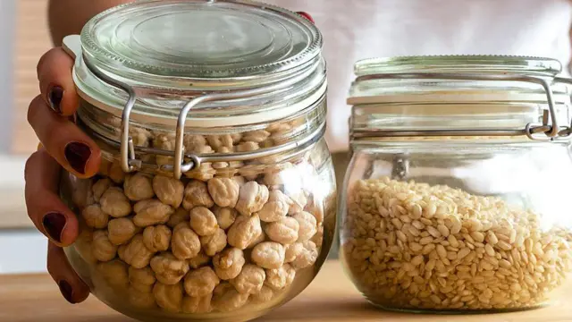 በጠርሙስ ዕቃ ውስጥ የተቀመጡ ጥራጥሬዎች