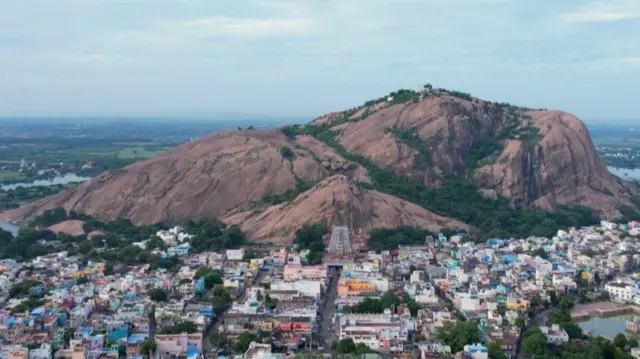 திருப்பரங்குன்றம் மலையில் ஆடு, கோழியை பலியிட உயர் நீதிமன்ற தடை விதித்துள்ளது.