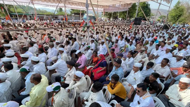 अनेक वर्षं प्रस्थापित असलेल्या पवार कुटुंबाबद्दल इथं प्रत्येकाच्या काही भावना आहेत. 