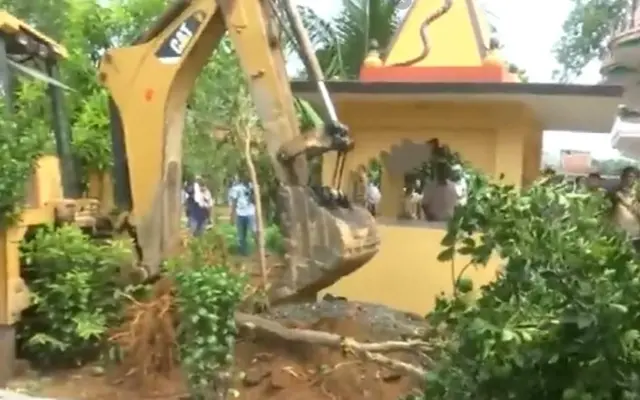 પ્રવેશ શુક્લાના ઘર પર બુલડોઝર ચલાવાયું ત્યારની તસવીર