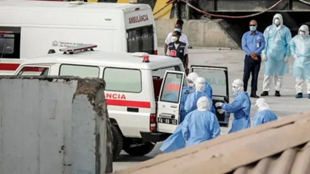 Скорая помощь и люди в защитной медицинской одежде в порту на Кабо-Верде