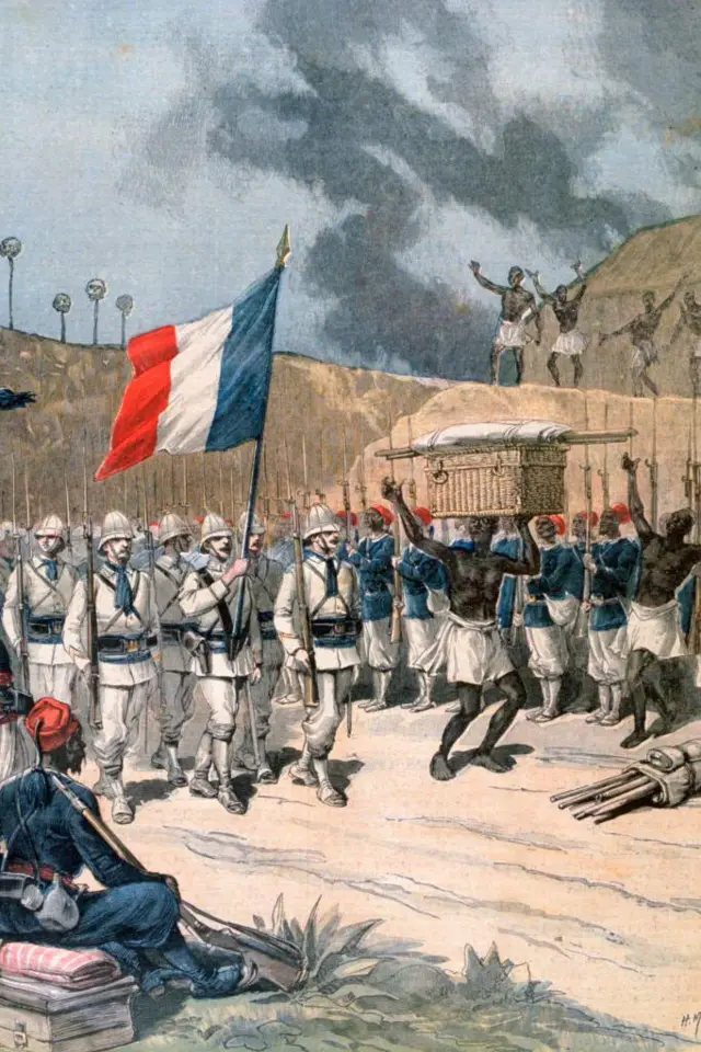  1892 मध्ये फ्रान्सनं डाहोमी राजाची सत्ता उलथवत बेनिनवर कब्जा केला. 