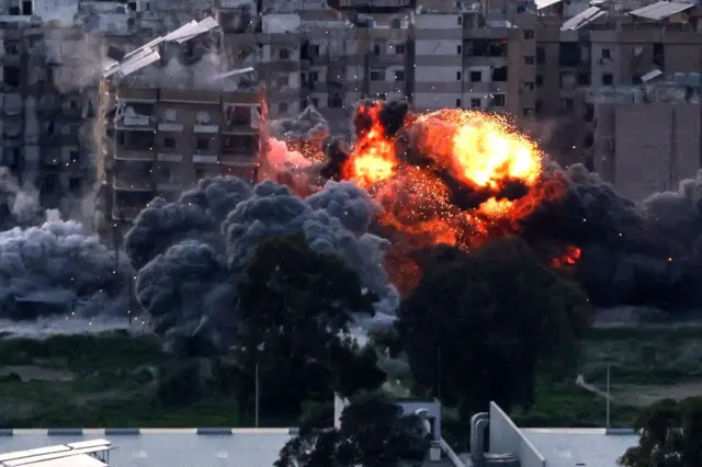 Gempuran Israel menyasar kawasan Dahieh di bagian selatan Beirut, Libanon, pada Jumat (06/03).