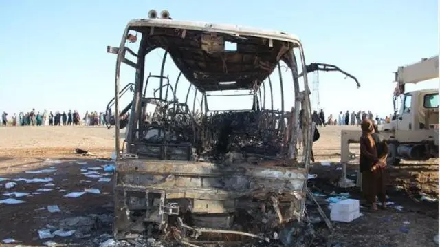 د پېښې ښکار شوی بس ګاډی په بشپړه توګه سوځېدلی دی.