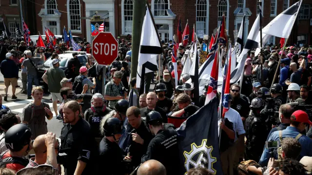 Supremacistas brancos fazem marcha em Charlottesville em 2017, nos EUA