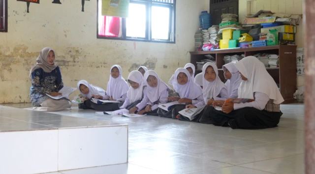Sausan tengah belajar di Sekolah Dasar (SD) Negeri 6 Tanah Jambo Aye, Aceh Utara.
