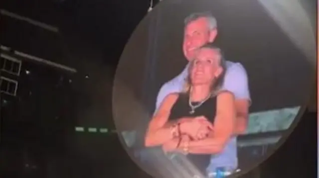 કોલ્ડપ્લે કૉન્સર્ટનો એક વીડિયો સોશિયલ મીડિયા પર વાઇરલ થયો હતો જેમાં એક કંપનીના સીઈઓ અને ચીફ પીપલ ઑફિસર સાથે નજરે પડતાં હતાં