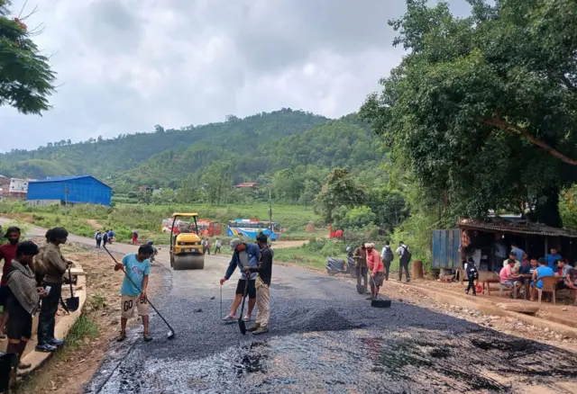 सडकमा पिच गर्दै