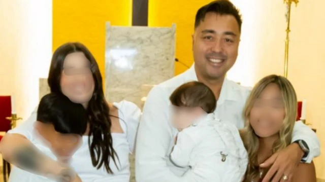 Victor Henrique de Oliveira Shimada em uma foto com sua família, que aparece com o rosto borrado.