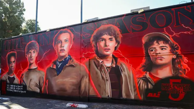 Mural de Stranger Things durante el evento para fans de la serie en Los Ángeles. Los 5 protagonistas aparecen sobre un fondo rojo