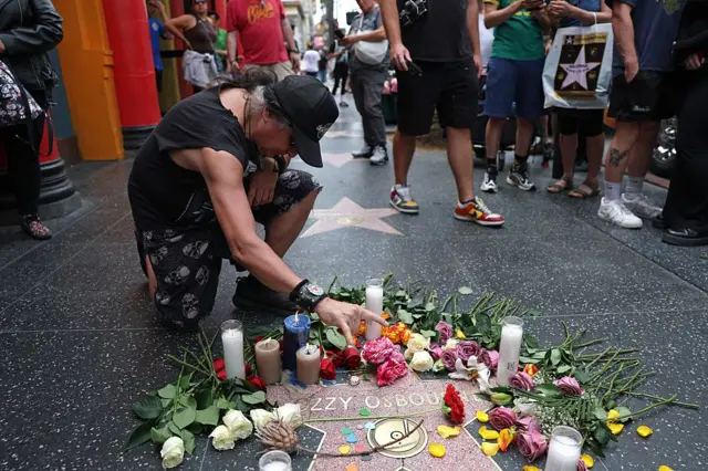 En el Paseo de la Fama de Hollywood, varios fans depositan tributos florales en honor a Ozzy Osbourne.