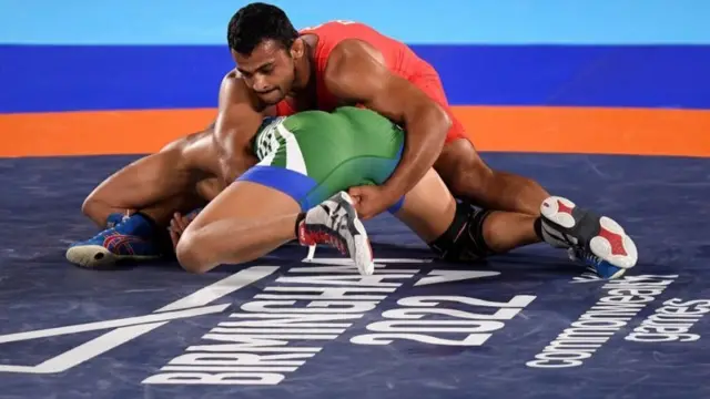 दीपक पुनिया ने पाकिस्तान के मोहम्मद इनाम को 86 किलोग्राम भारवर्ग के फ्रीस्टाइल कुश्ती मुक़ाबले के फ़ाइनल में अपने प्रतिद्वंद्वी को 3-0 से हराया