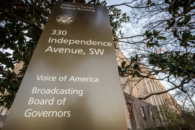 အီးမေးလ်ဝင်လာသူတွေ ရုံးထဲကနေ ထွက်ပေးရ