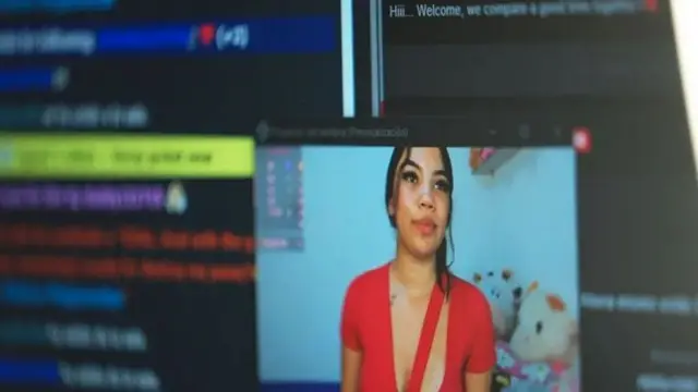 عارضة الويب كام الكولومبية كيني تستعد لبدء البث