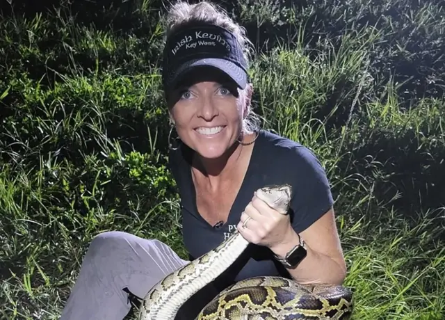 மலைப்பாம்புகளை பிடிப்பது எப்படி?