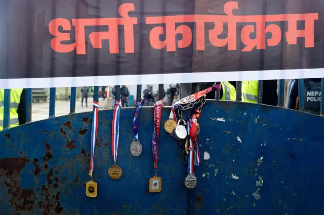 एन्फाको मुख्यालयमा फुटबल खेलाडीहरूले फ्यालेका पदकहरू