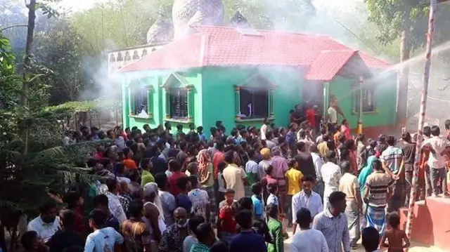 ঘটনার দিন মাজারটির সামনে স্থানীয়রা